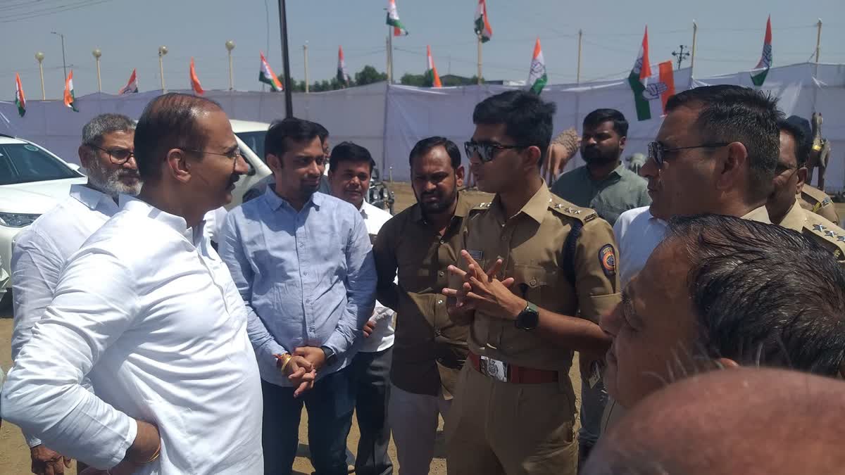 Congress workers along with Maharashtra police at the venue of Rahul Gandhi rally in Dhule