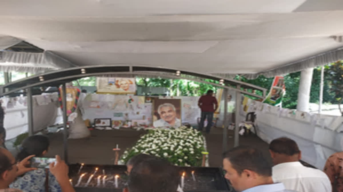 As the Lok Sabha polls loom large, leaders of many political parties in Kerala are flocking to the tomb of late Congress leader Oommen Chandy, to ‘seek’ his blessings.