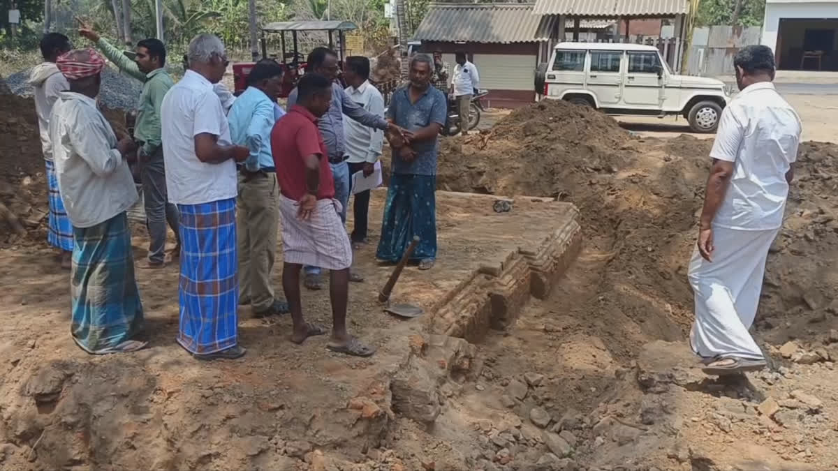 மயிலாடுதுறை அருகில் வாஞ்சீஸ்வரர் கோயில் அகழாய்வு பணியின் போது அடித்தளம் மற்றும் ஆபரணங்கள் கண்டெடுப்பு!