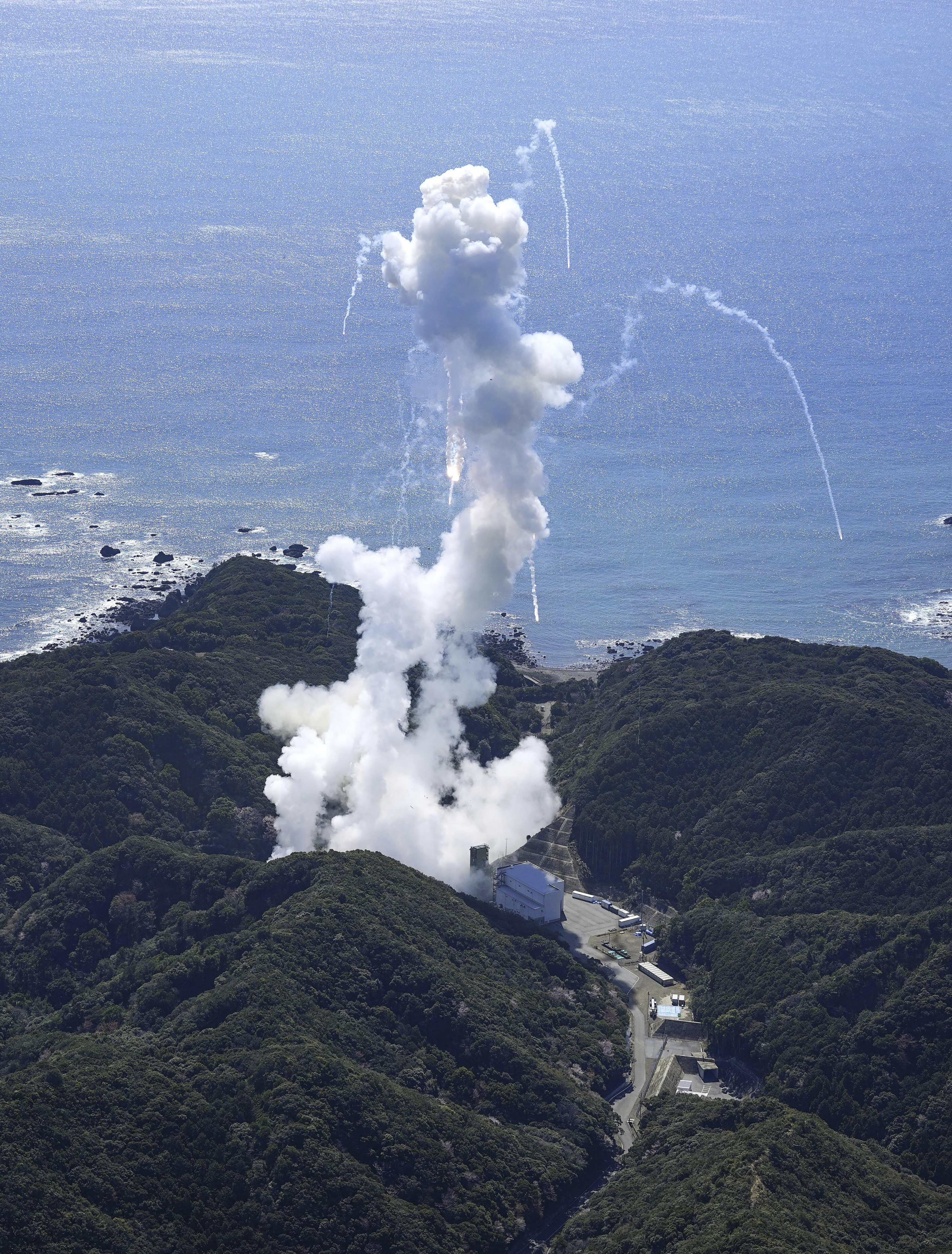 جاپان کی پہلی پرائیویٹ سیکٹر راکٹ ٹیک آف کے فوراً بعد دھماکے سے پھٹ گئی۔۔۔۔(ُ Photo: AP))