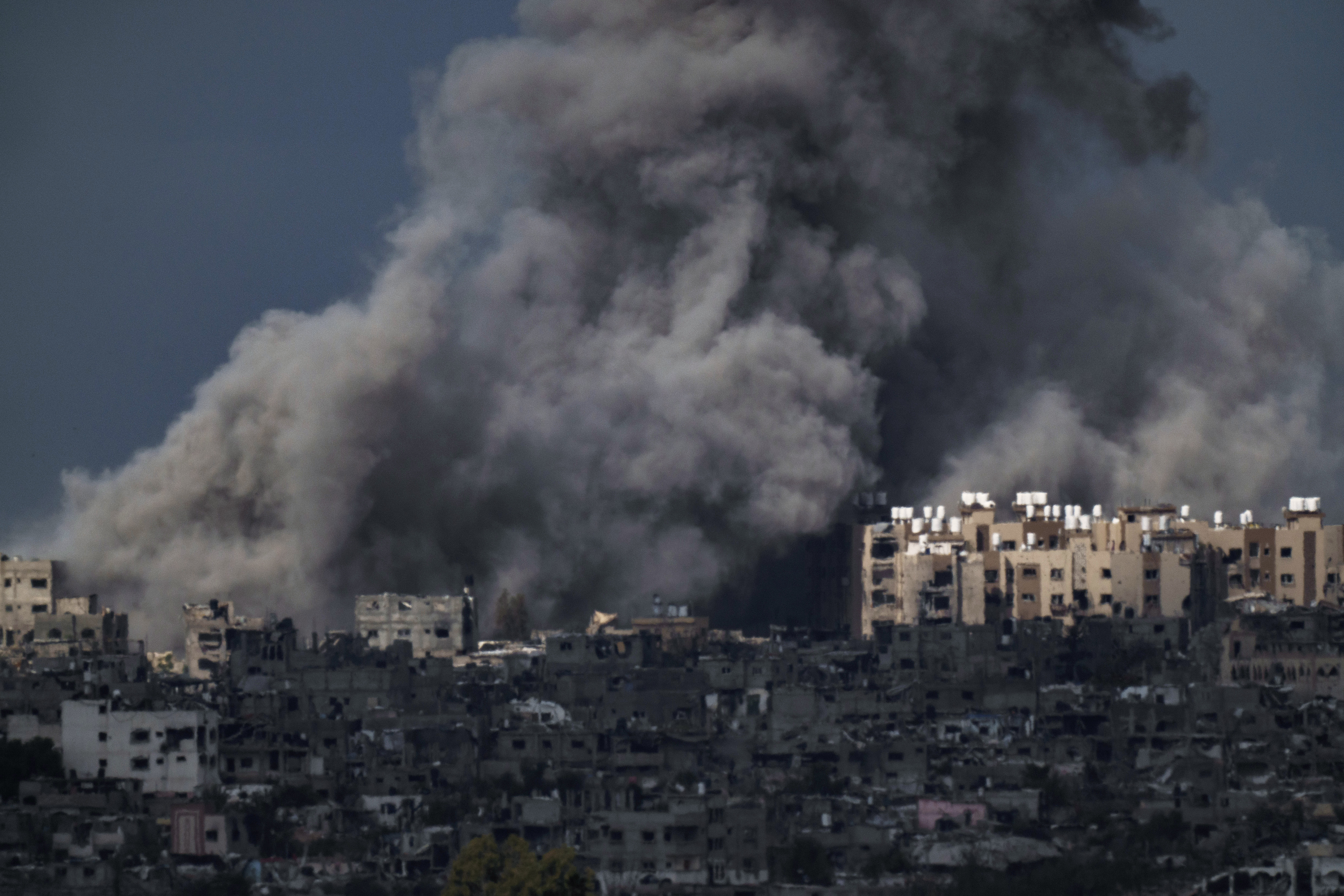 بمباری کے سائے میں غزہ کے سحر و افطار (Photo: AP)