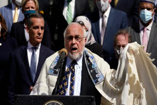 A US Congress-mandated group cut short a fact-finding mission to Saudi Arabia after officials in the kingdom ordered a Jewish rabbi to remove his kippah in public, highlighting the religious tensions still present in the wider Middle East.