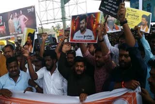 protest-by-fans-demanding-to-give-ticket-to-pratap-simha