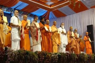 Yoga Guru in Guru's shelter