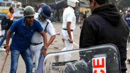 Hyderabad: Crowd went out of control for free Haleem, police resorted to lathi charge (Photo IANS)