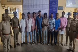 கைதானவர்களுடன் போலீசார்
