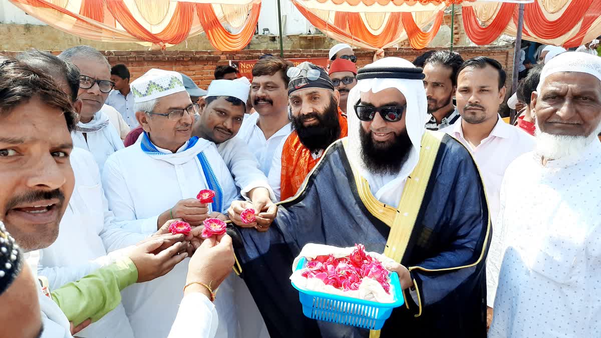 Sabir Qureshi gives a message of love by distributing flowers