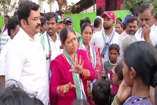 People_Protest_on_YSRCP_MLA_Bala_Nagireddy_Daughter