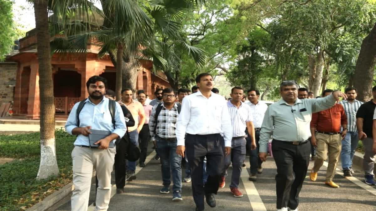 दिल्ली नगर निगम ने किया कुतुब मीनार में हेरिटेज वॉक का आयोजन