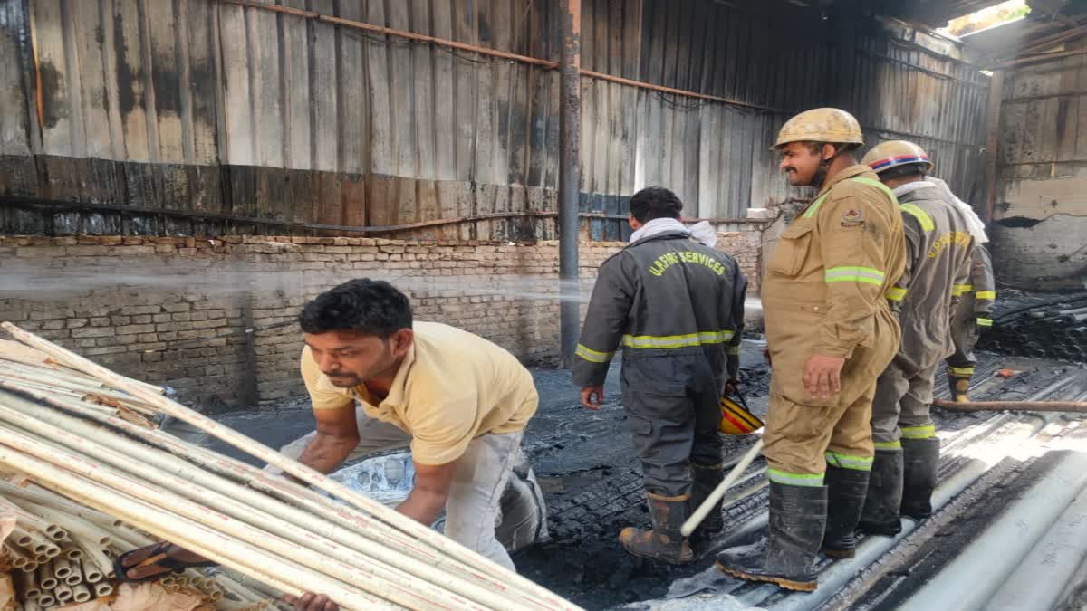 ट्यूब बनाने की फैक्ट्री में लगी आग