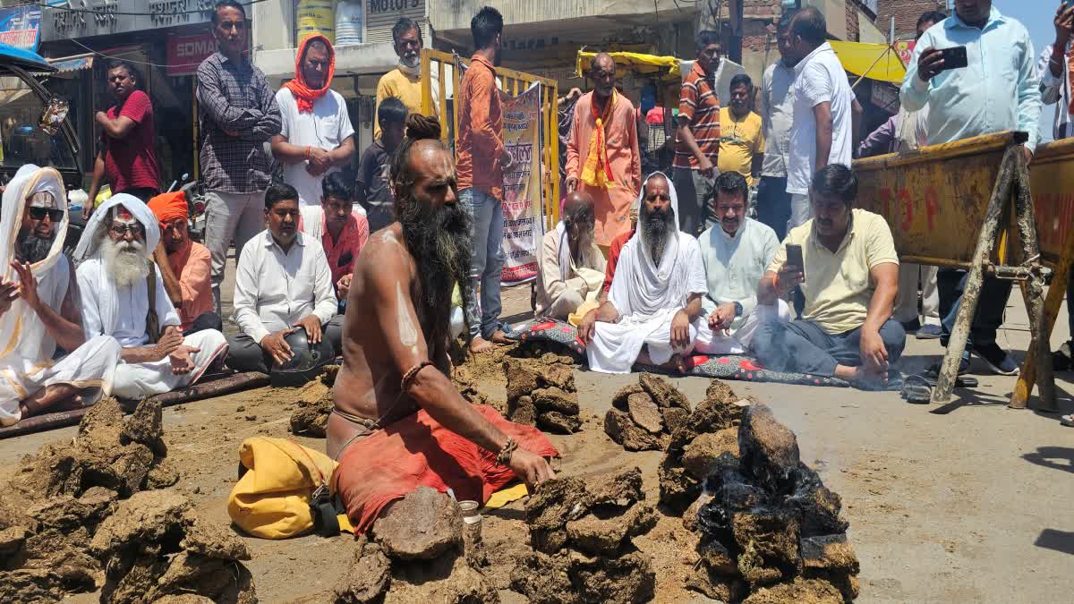 bhind sadhu sant protest with Dhuni