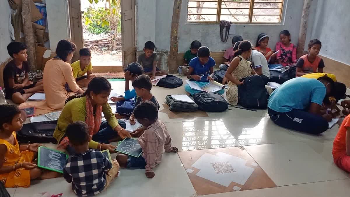 odisha ngo anweshan volunteers providing free education to slum children in puri