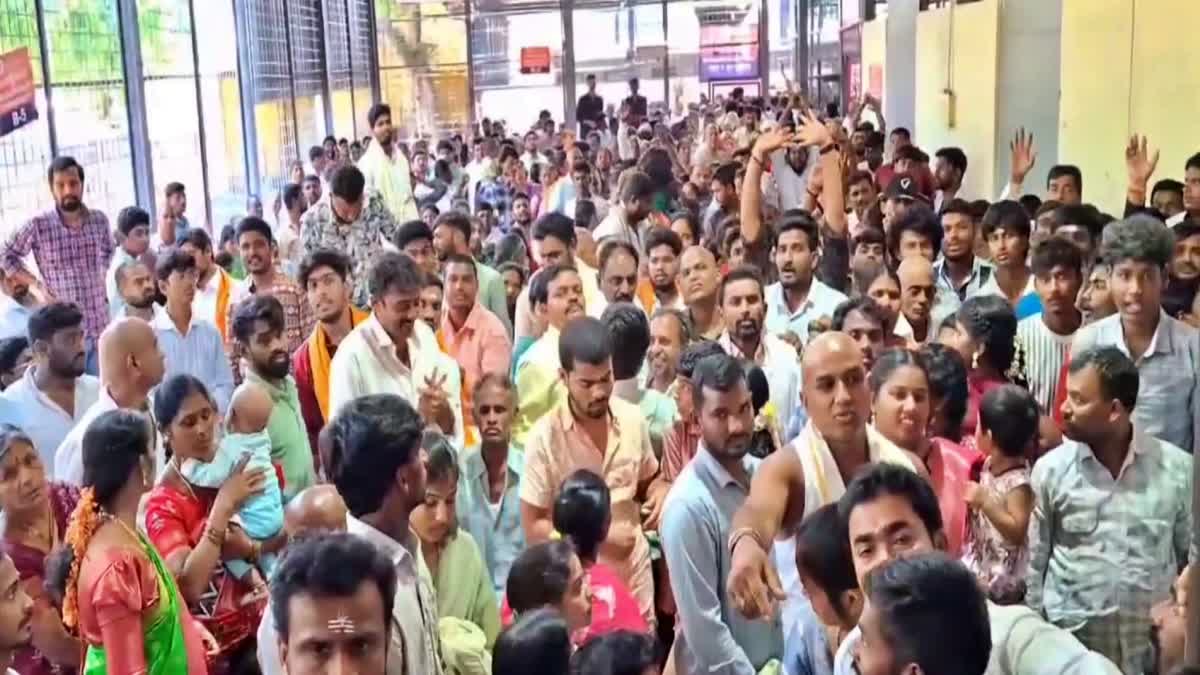 Devotees Crowd in Srisailam Temple