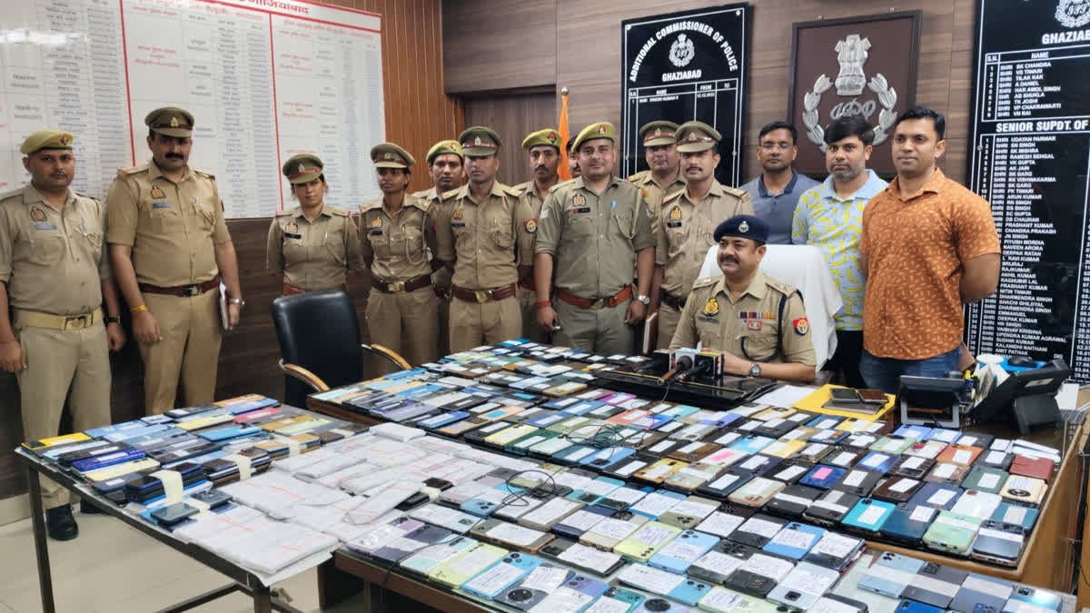 गाजियाबाद पुलिस ने खोए हुए 425 मोबाइल बरामद किया