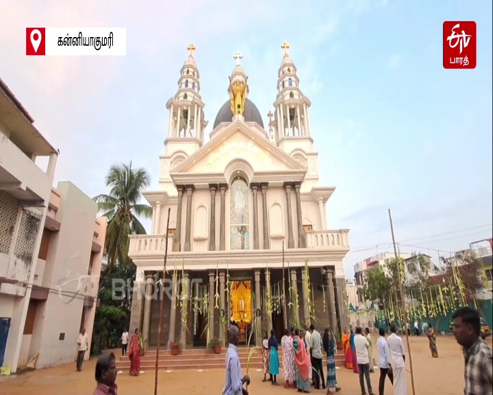 குருத்தோலைகளை கையில் ஏந்தி சென்ற மக்கள்