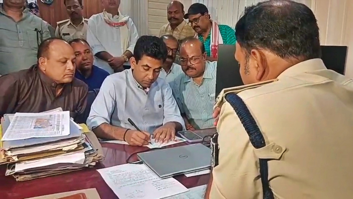 थाने में कन्हैया कुमार के खिलाफ केस दर्ज करते बीजेपी मीडिया सेल के अध्यक्ष दानिश इकबाल