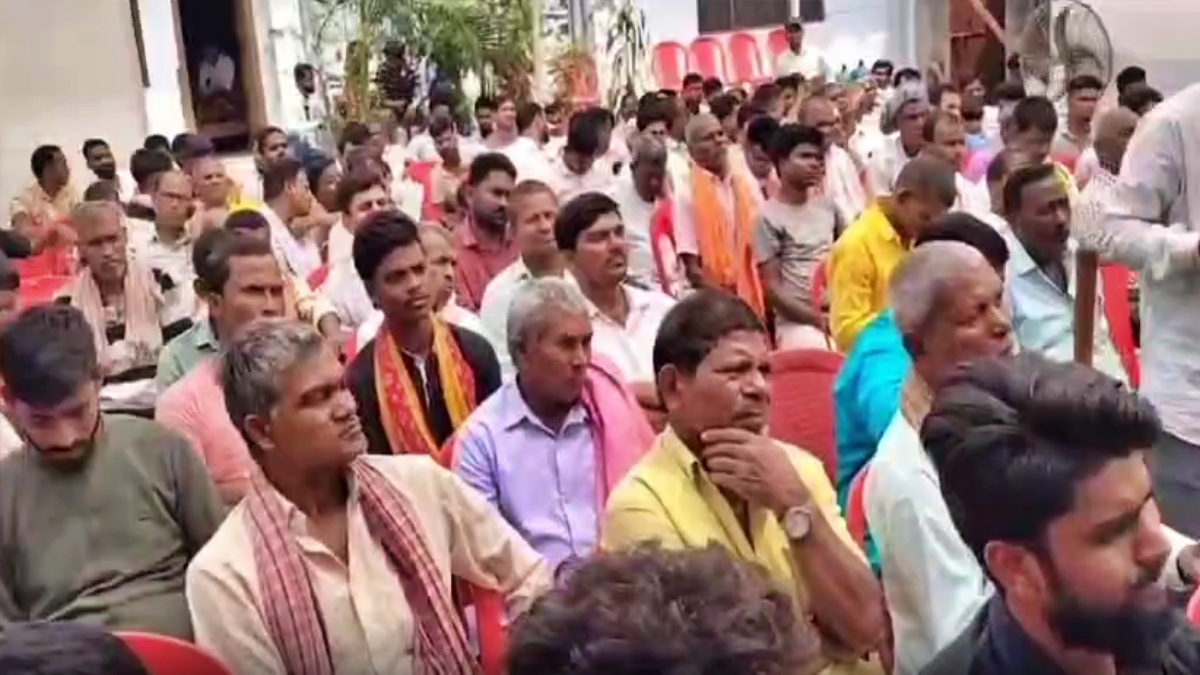 नवादा में सभा में मौजूद लोग