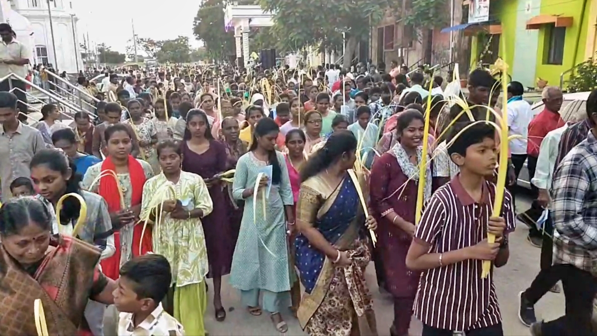 குருத்தோலைகளை கையில் ஏந்தி சென்ற மக்கள்