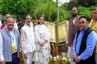 पदयात्रेत सहभागी रक्षा खडसे आणि इतर मान्यवर