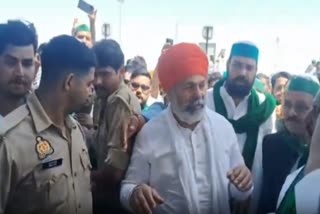 पीड़ित परिवार से मिले किसान नेता राकेश टिकैत.