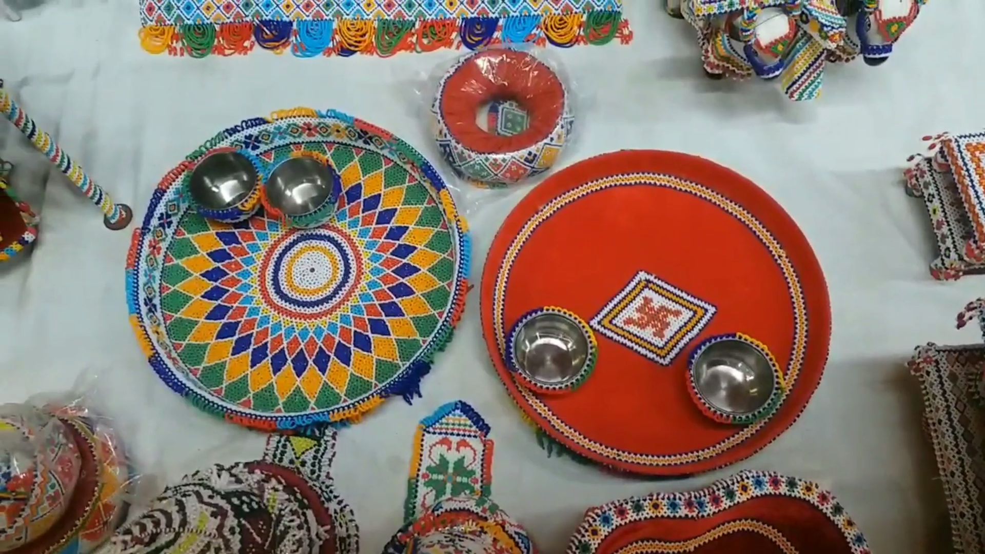 રંગબેરંગી મોતી અને બેનમૂન કલાકૃતિ