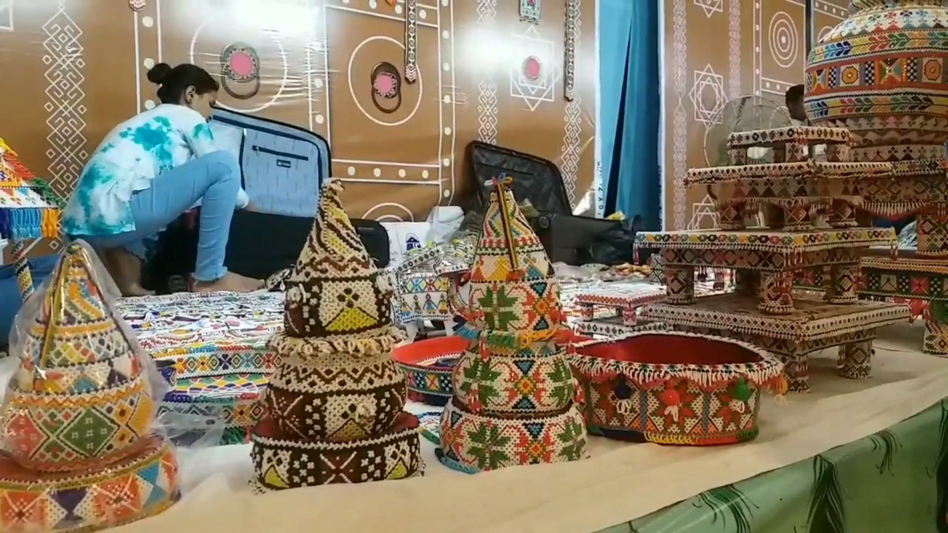 રંગબેરંગી મોતી અને બેનમૂન કલાકૃતિ