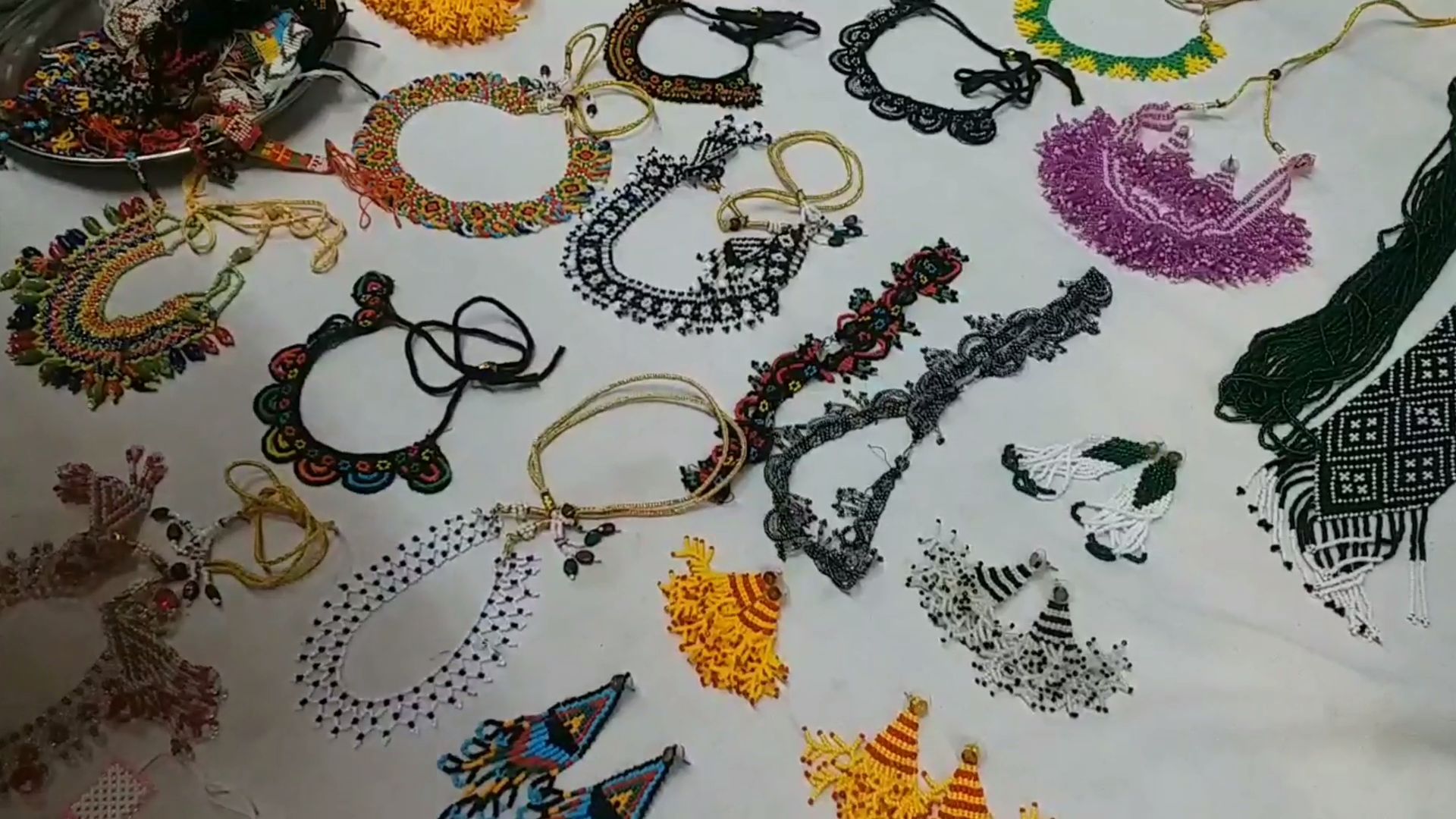 રંગબેરંગી મોતી અને બેનમૂન કલાકૃતિ
