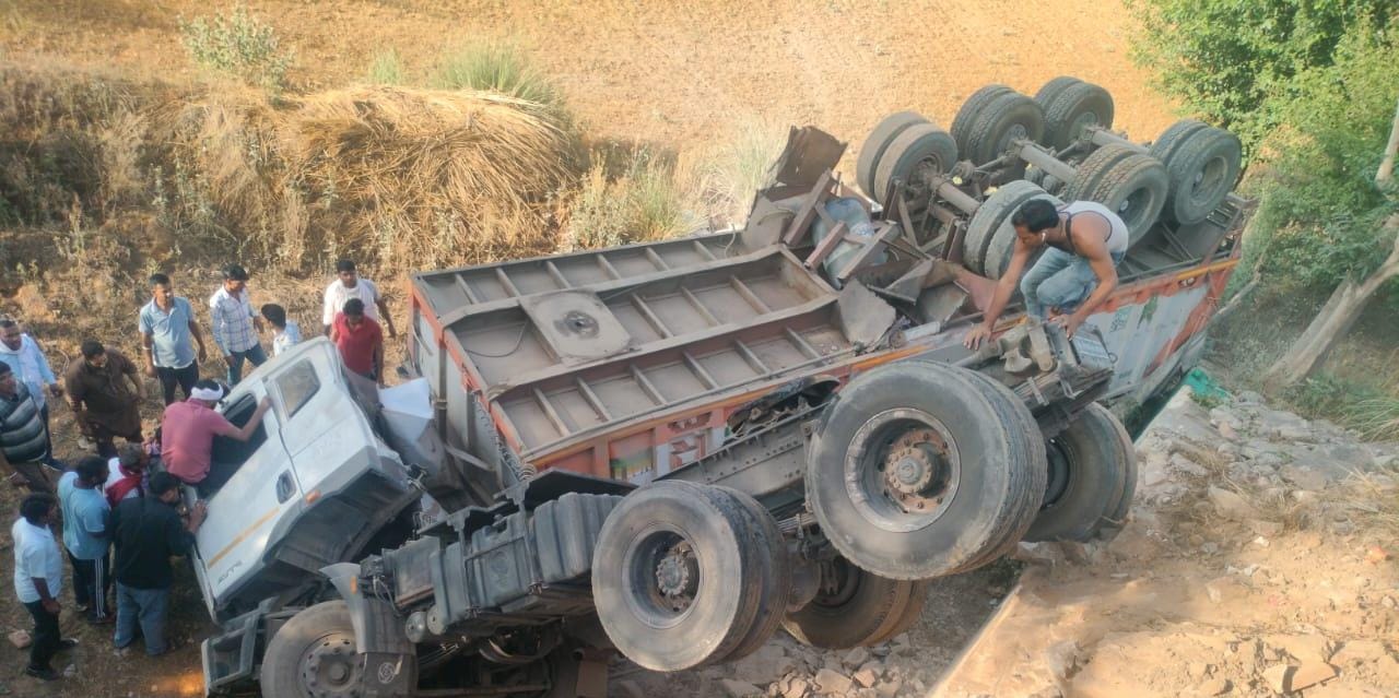 टक्कर के बाद ट्रेलर भी पलट गया