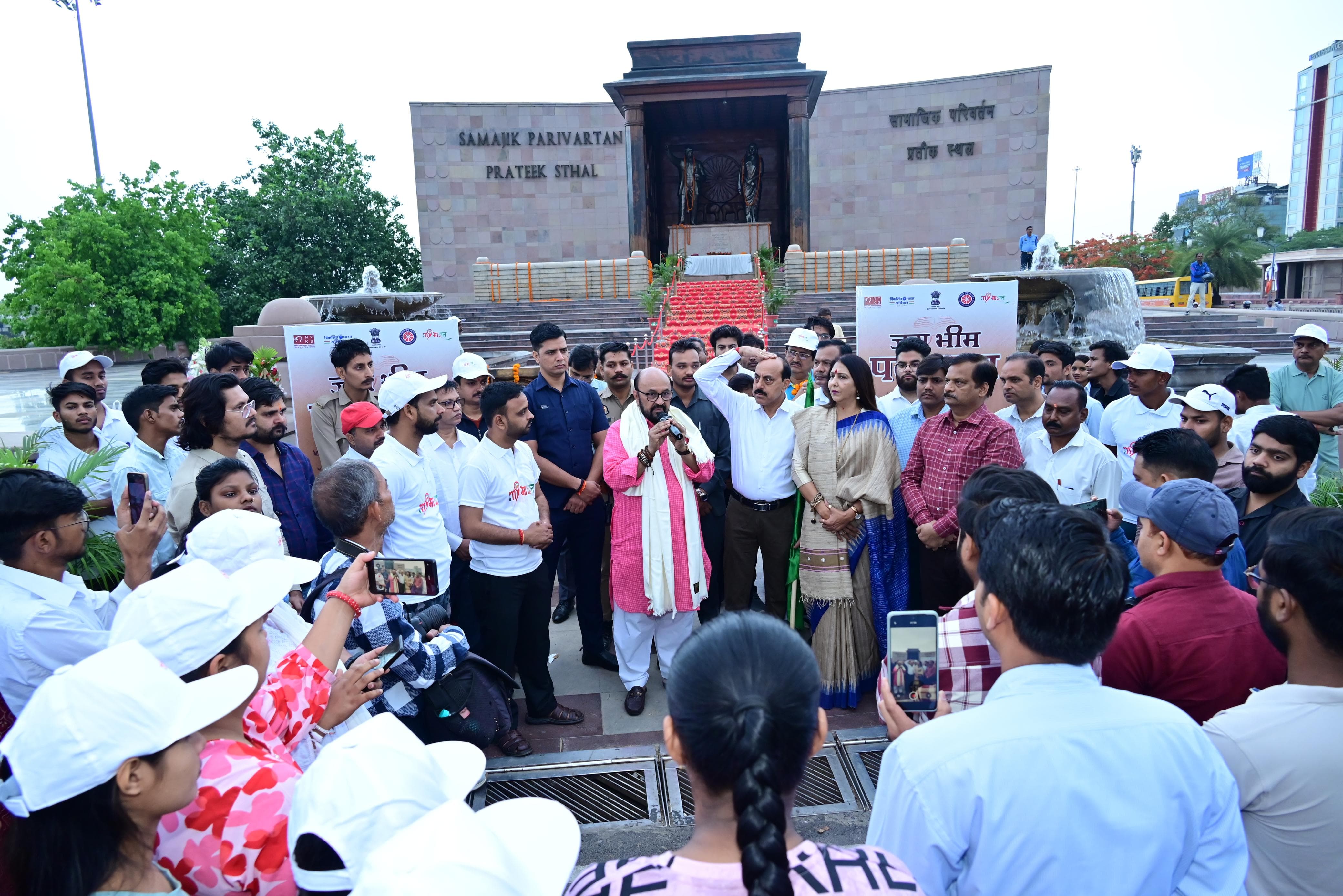 जय भीम पदयात्रा को संबोधित करते उच्च शिक्षा मंत्री योगेंद्र उपाध्याय.