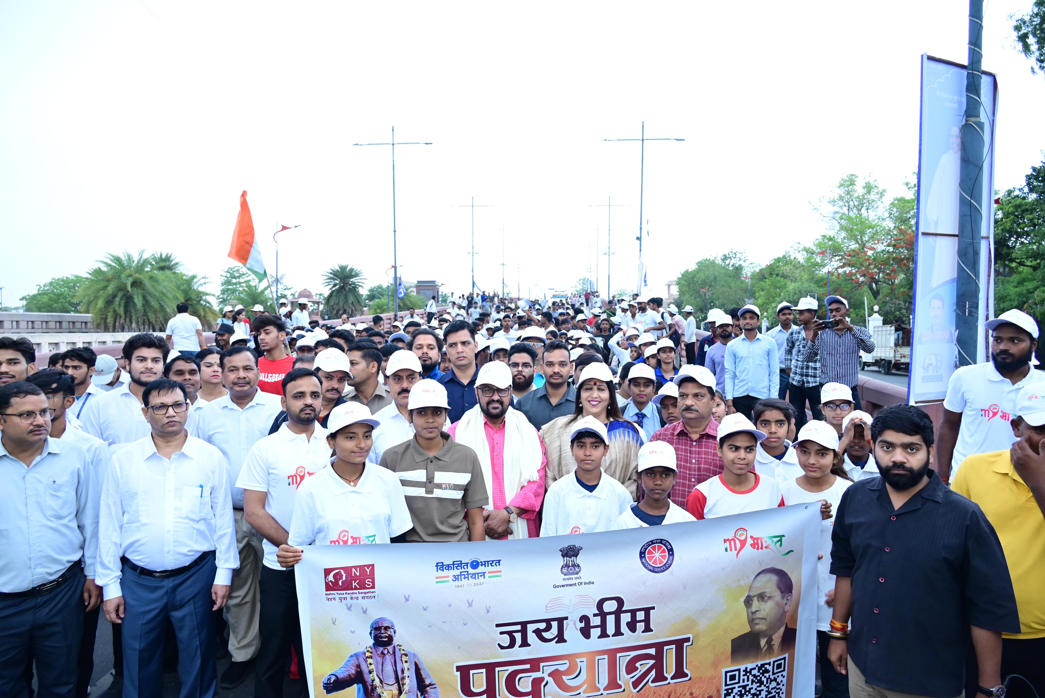 लखनऊ में निकाली गई जय भीम पदयात्रा.