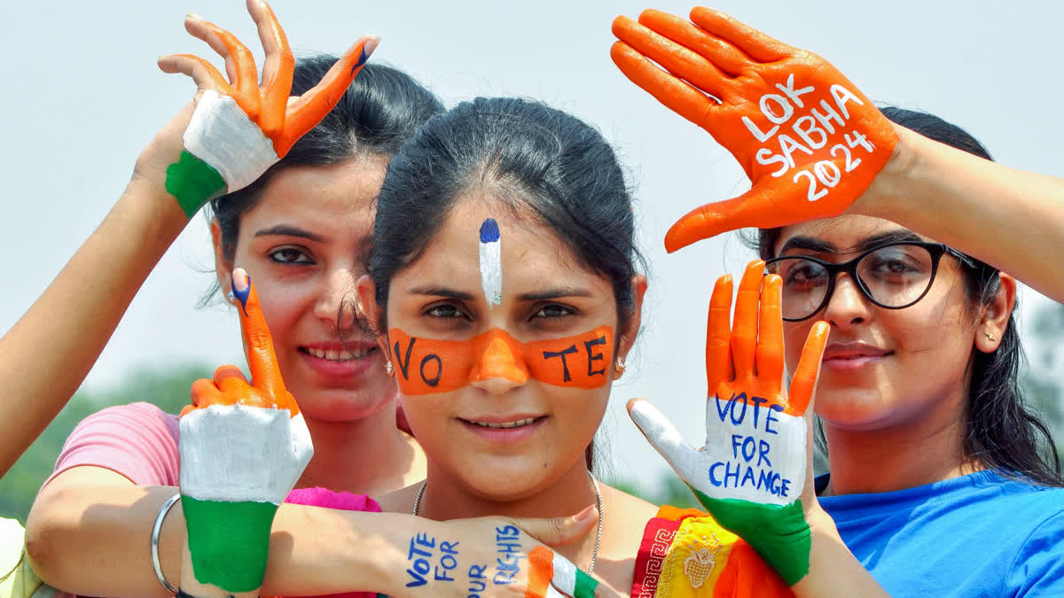 لوک سبھا انتخابات کے لیے ووٹنگ بیداری مہم پر طلبہ نے اپنے ہاتھ اور چہرے پینٹ کیے(اے این آئی فوٹو)