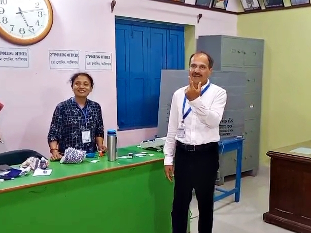 Congress candidate Adhir Chowdhury casts his vote in Baharampur