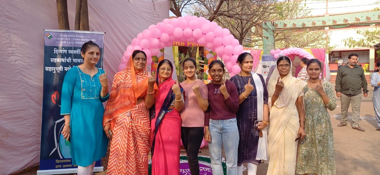 महाराष्ट्र में एक पिंक पोलिंग बूथ पर वोट डालने के बाद उंगली पर स्याही का निशान दिखातीं महिला मतदाता
