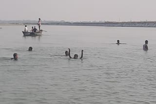 गोताखोर नदी में डूबे बच्चों की तलाश कर रहे हैं.