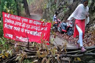 Naxalites blocked road in Saranda