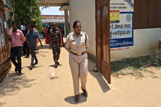 Top police officers encourage voters in Naxal area of Palamu