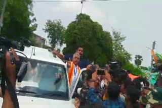 West Bengal: BJP Candidate Dillip Ghosh Heckled in Bardhaman, Vehicles Vandalised