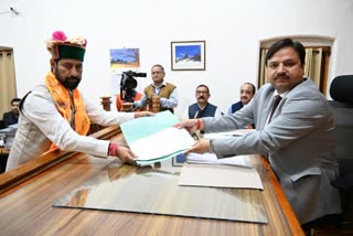 Vinod Sultanpuri files nomination