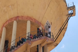 Angry ward residents climbed the tank demanding regular water supply in Bundi.
