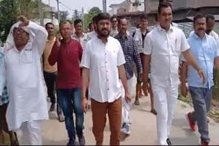 Congress leader Kanhaiya Kumar (C) during his visit to Bihar's Begusarai to cast his vote on Monday May 13