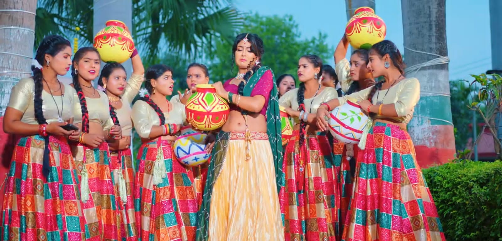 भोजपुरी ब्यूटी क्वीन  माही श्रीवास्तव