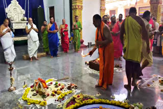 SPECIAL POOJA IN MANTRALAYA MATH  ACTORS UPENDRA AND TARA  RAICHUR  INDIA PAKISTAN CONFLICT