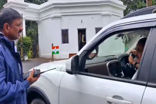 காங்கிரஸ் எம்எல்ஏ கணேஷ் போலீசாருடன் காரில் இருந்து பேசும் காட்சி