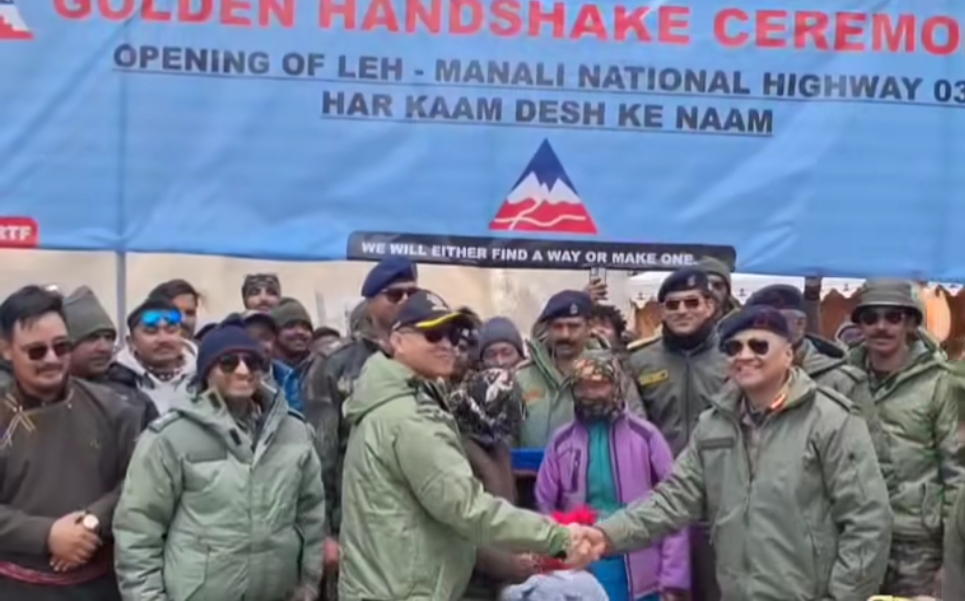 बर्फ की चादर हटी...फिर दौड़ी उम्मीदों की सड़क