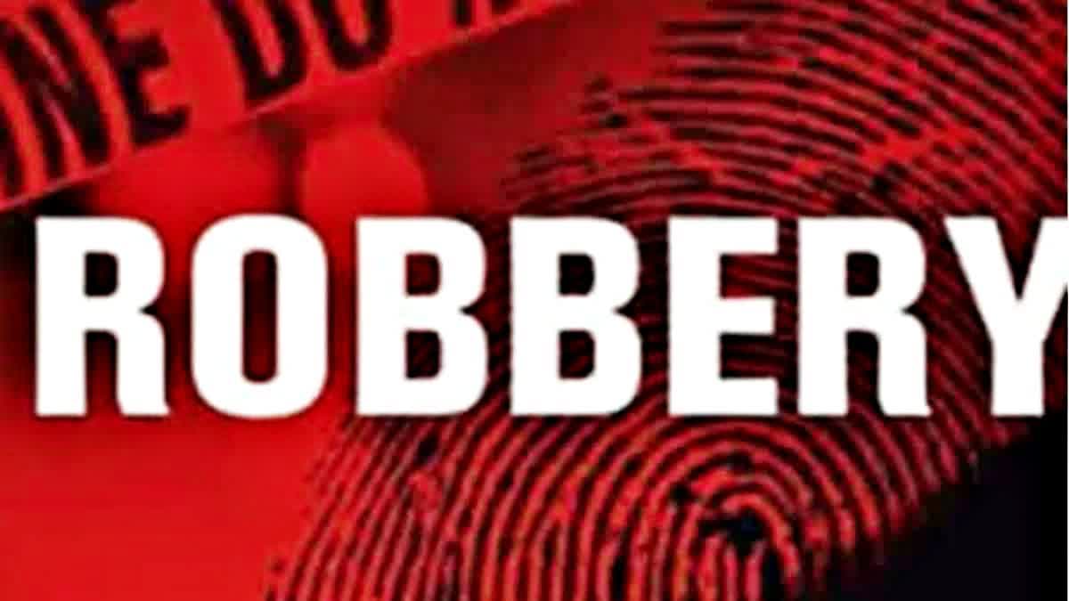 ROBBED OF RS 50 LAKH IN DELHI  EMPLOYEES OF CHARTERED ACCOUNTANT  ROBBERY IN DELHI  POLICE CASE