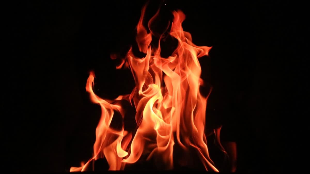 Massive Fire breaks out in Ghaziabad