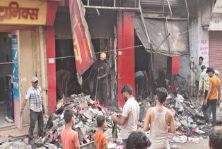 fire-broke-out-in-a-readymade-clothes-shop-in-ghazipur