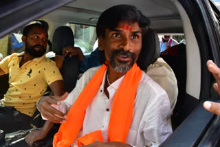 Maratha quota activist Manoj Jarange addressing people at a protest site suspended his indefinite fast over the reservation issue six days after launching it.