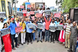 போராட்டத்தில் ஈடுபட்ட  தமிழ்நாடு முற்போக்கு எழுத்தாளர் கலைஞர்கள் சங்கம்