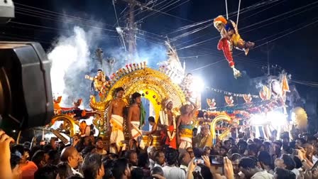 சுவாமிக்கு பொம்மை பூ போடும் தருனம்